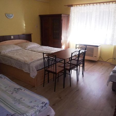 Szivarvany Apartman Gyula Luaran gambar