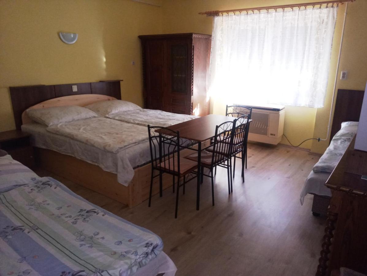 Szivarvany Apartman Gyula Luaran gambar