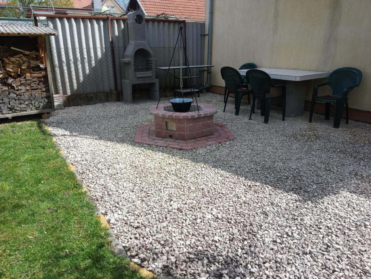 Szivarvany Apartman Gyula Luaran gambar