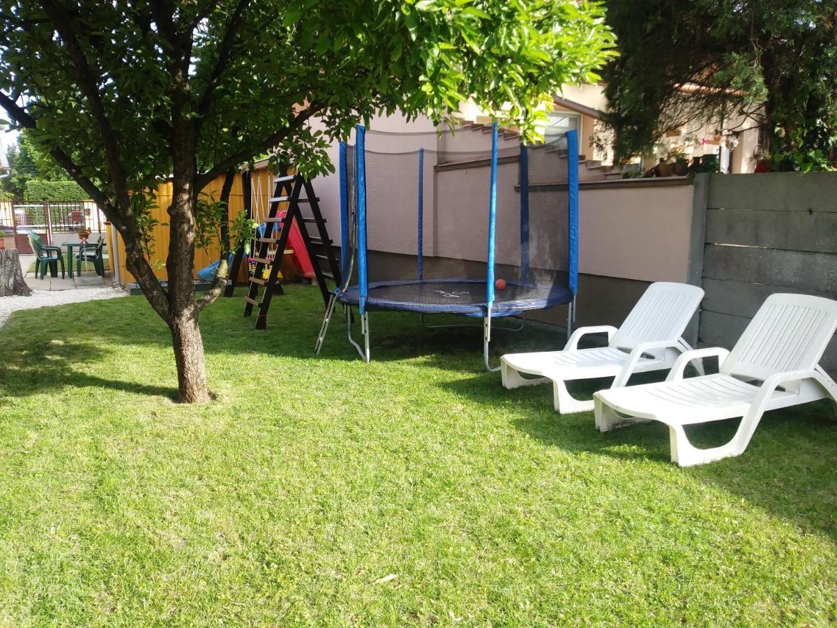 Szivarvany Apartman Gyula Luaran gambar